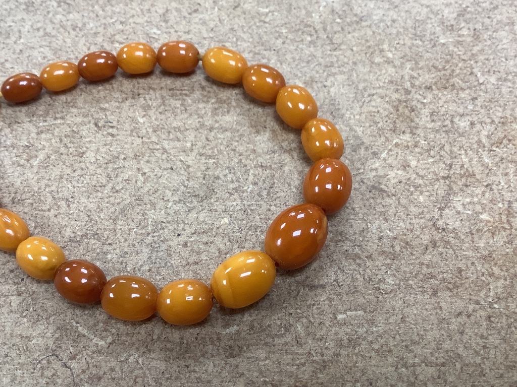 A small quantity of assorted costume jewellery including amber necklace.